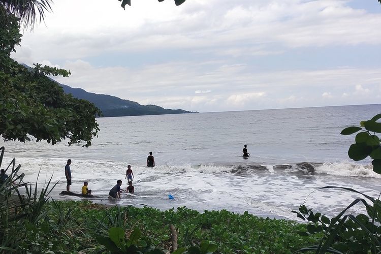 Pantai Cepi Watu, Desa Nanga Labang, Kecamatan Borong, Manggarai Timur, NTT, Selasa, (3/5/2022) dipadati wisatawan lokal saat Liburan Idul Fitri hari kedua. (KOMPAS.com/MARKUS MAKUR)