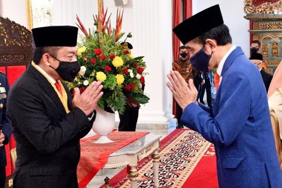 Direktur Utama Telkom Ririek Adriansyah (kiri) saat menerima penghargaan Bintang Jasa Nararya yang diserahkan langsung oleh Presiden Republik Indonesia, Joko Widodo (kanan) di Jakarta, Kamis (13/8/2020).