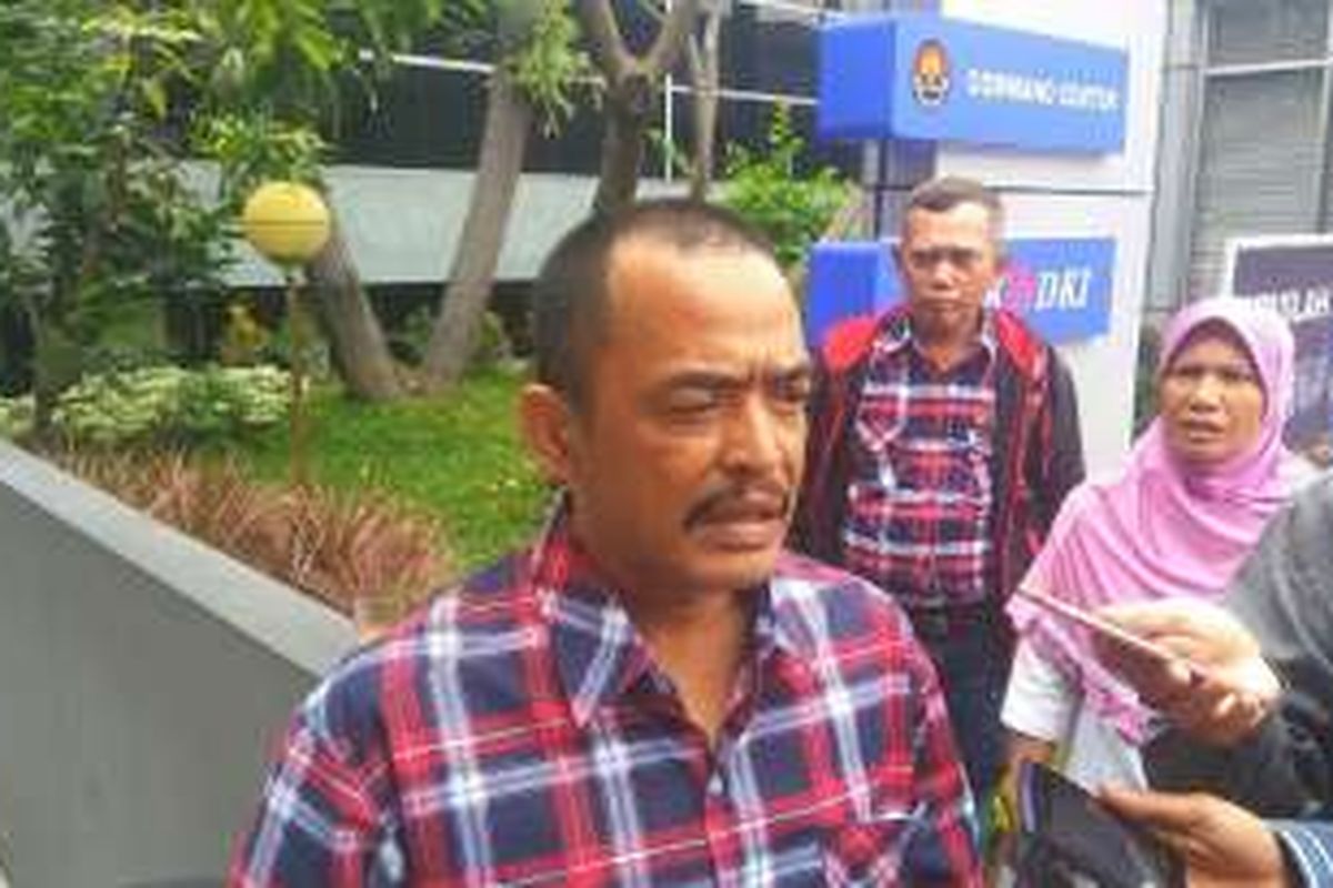 Johny Zulkarnaen, relawan Ahok-Djarot melaporkan intimidasi yang dilakukan segerombolan orang di rumahnya ke Mapolda Metro Jaya, Jumat (13/1/2017).