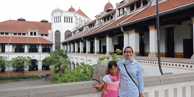 Wisatawan sedang berfoto berlatarkan di bangunan arsitektur Eropa, di Lawang Sewu, Semarang, Rabu (28/3/2018). 