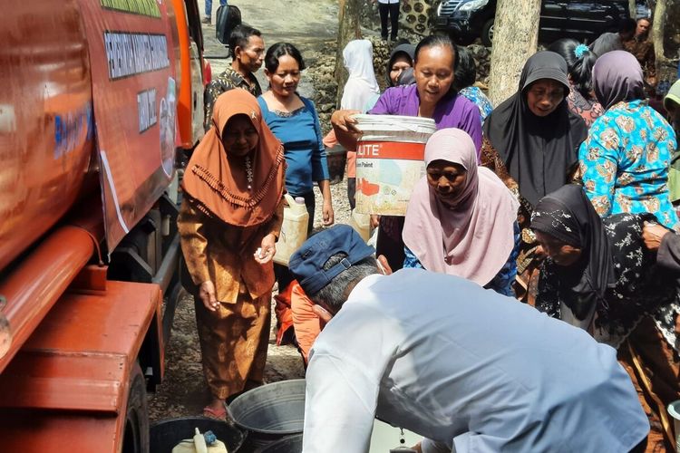 Warga mengantre mengambil air bersih di Kalurahan Planjan, Saptosari, Gunungkidul. Rabu (24/8/2022)