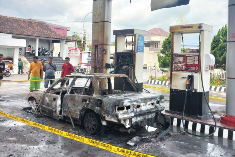 HANGUS TERBAKAR: Satu unit mobil Honda Grand Civic terbakar saat mengisi bahan bakar jenis pertalite di SPBU Ngadirojo, Kabupaten Wonogiri, Jawa Tengah, Selasa (23/4/2024).