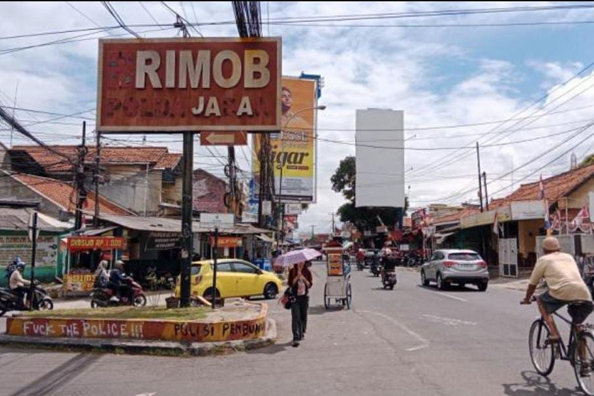 Tulisan Brimob Polda Jabar di Jatinangor, Sumedang hilang sebagian usai kasus meninggalnya driver ojek online Affan Kurniawan di Jakarta. 
