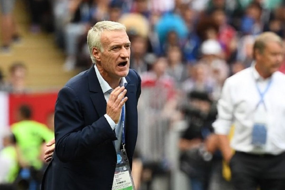 Pelatih timnas Perancis, Didier Deschamps, memberi instruksi kepada para pemainnya pada laga versus Denmark di Luzhniki, 26 Juni 2018. 