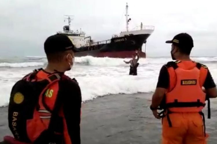 Petugas SAR Bandung memantau kapal tanker yang kandas di Pantai Sancang, Kecamatan Cibalong, Kabupaten Garut, Jawa Barat, Rabu (9/3/2022).