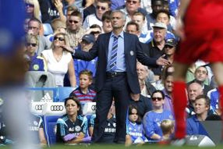 Salah satu ekspresi Manajer Chelsea Jose Mourinho, pada laga Premier League antara timnya dan Leicester City, di Stamford Bridge, Sabtu (23/8/2014).