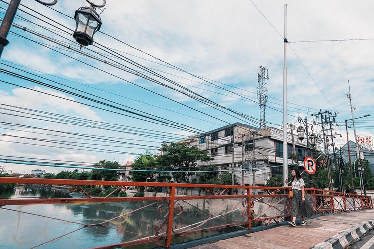 Susana di Jembatan Merah Surabaya.