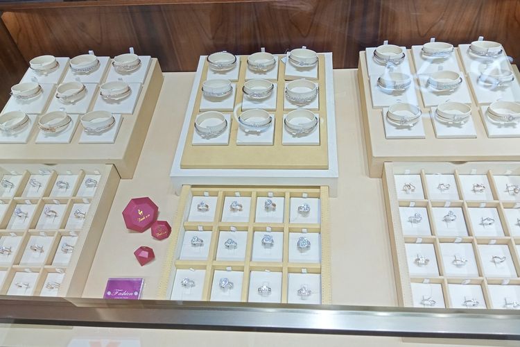 Koleksi perhiasan di pembukaan toko ke-42 Frank & Co. di Gandaria City, Jakarta Selatan.