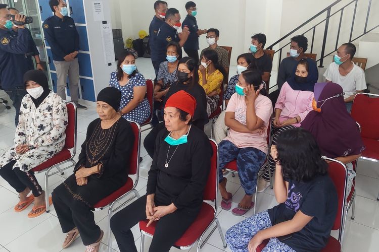 Para pekerja migran Indonesia (PMI) non-prosedural saat berada di tempat perlindungan (shelter) milik Badan Perlindungan PMI (BP2MI) di Kota Tangerang, Rabu (4/5/2022).