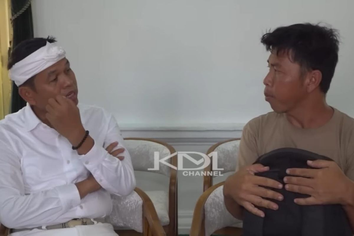 Gubernur Jabar Dedi Mulyadi sedang mengobrol dengan warga Prabumulih, Randi. Penjual kerupuk ini berjalan kaki 26 hari untuk bertemu KDM. 