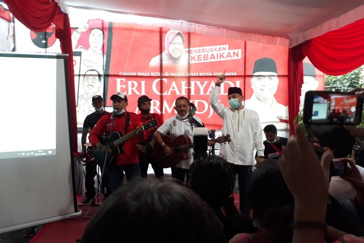Paslon nomor urut 1 Eei Cahyadi-Armuji bernyanyi di posko pemenangan di Kantor DPC PDI-P Surabaya, Rabu (9/12/2020).