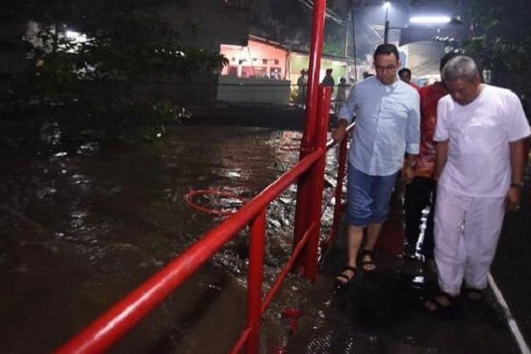 Gubernur DKI Jakarta Anies Baswedan mengecek kondisi banjir di salah satu wilayah yang ada di Ibu Kota