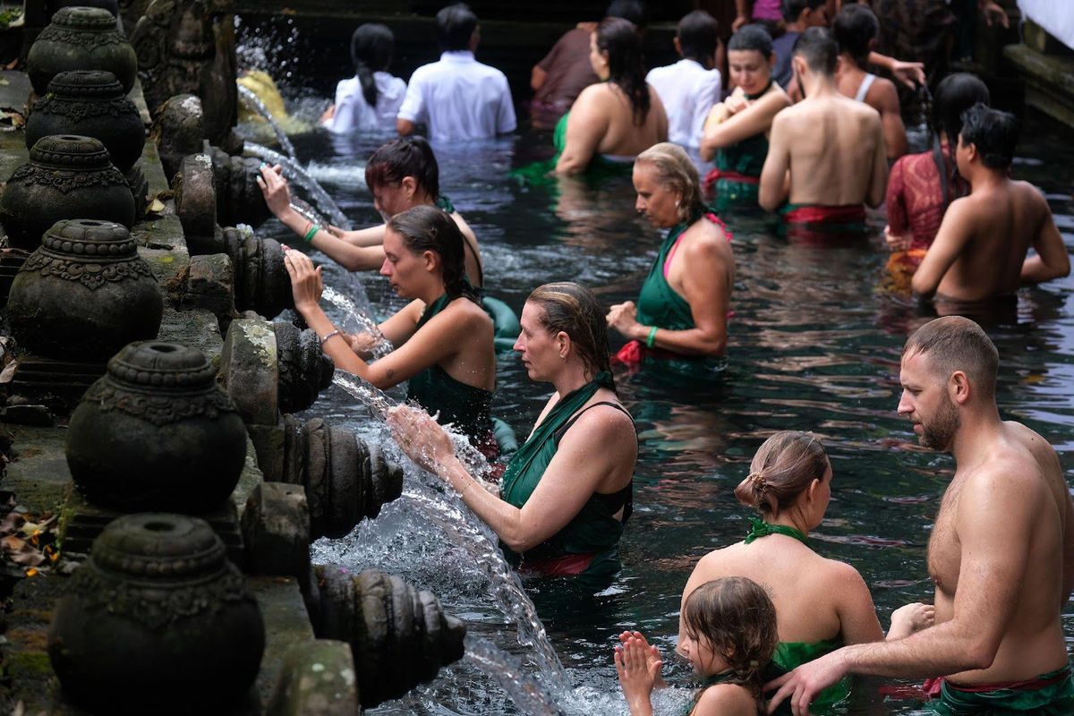 Sejumlah wisatawan mancanegara melakukan ritual melukat atau pembersihan diri di Pura Tirta Empul, Tampaksiring, Gianyar, Bali, Rabu (24/4/2024). Ritual tersebut direncanakan masuk dalam agenda World Water Forum (WWF) ke-10 di Bali yang akan diselenggarakan pada 18-25 Mei 2024 mendatang.