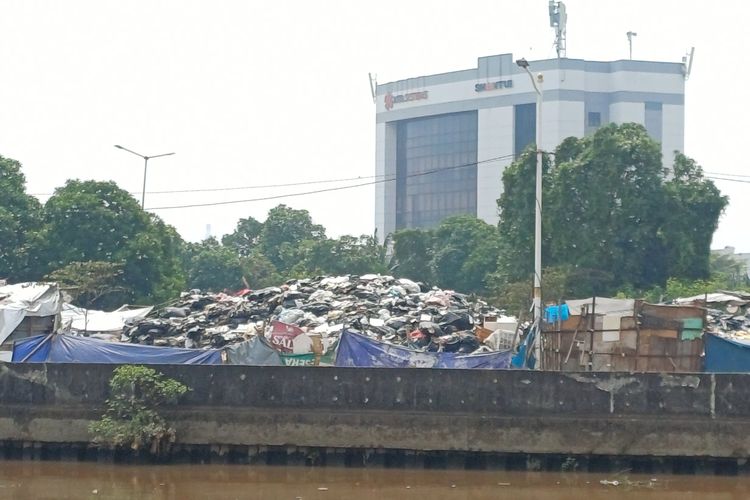 TPS Ilegal di Penjaringan Jakut Belum Ditindak Tuntas, Warga Minta Ditertibkan