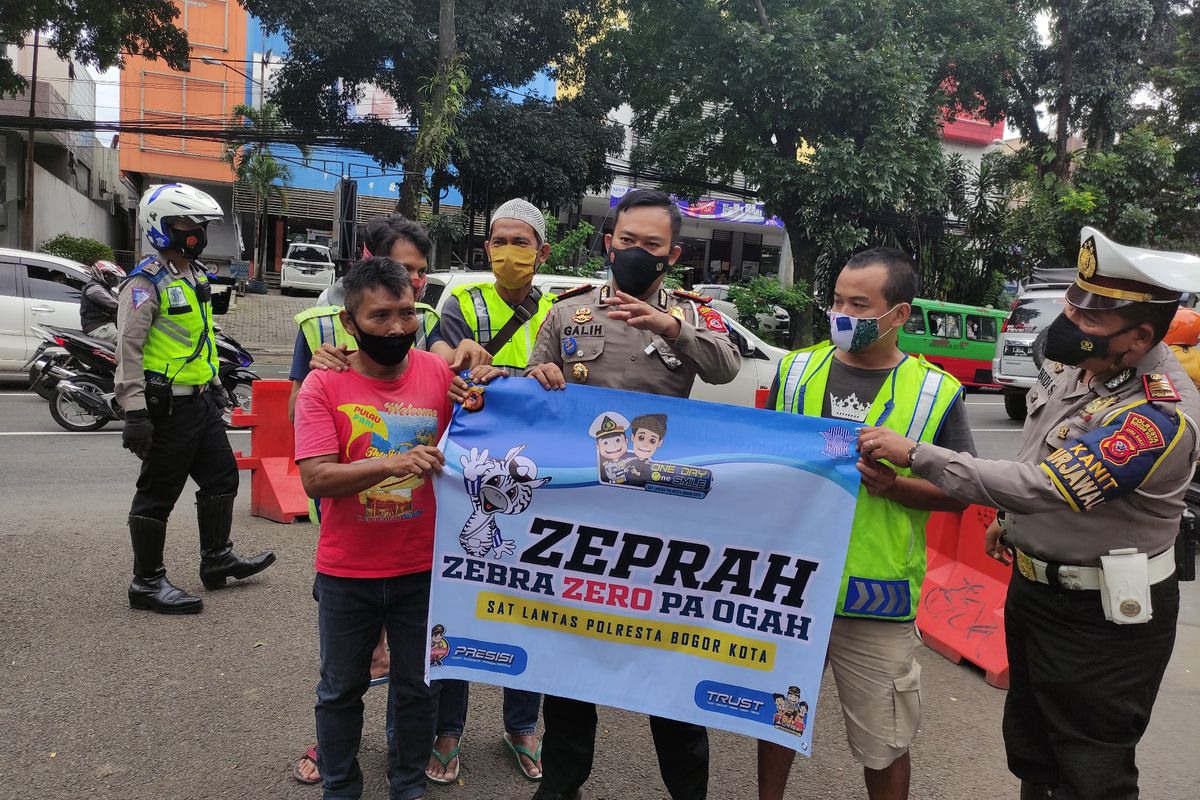 Satuan Lalu Lintas Polresta Bogor Kota sedang melakukan penertiban dan sosialisasi program Zeprah (Zebra Zero Pak Ogah) di Jalan Raya Pajajaran, Kota Bogor, Jawa Barat, Senin (15/11/2021).
