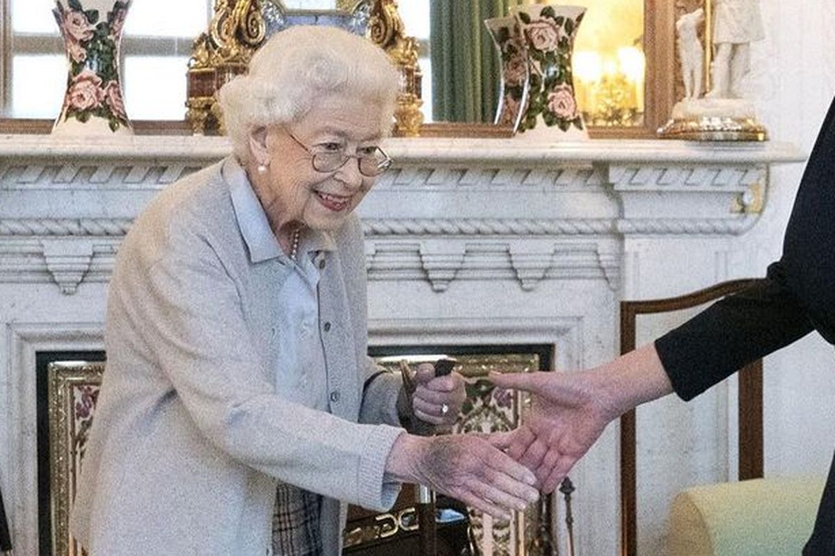 Ratu Elizabeth II menerima kedatangan Perdana Menteri Inggris terpilih, Liz Truss, di Istana Balmoral pada Selasa (6/8/2022).