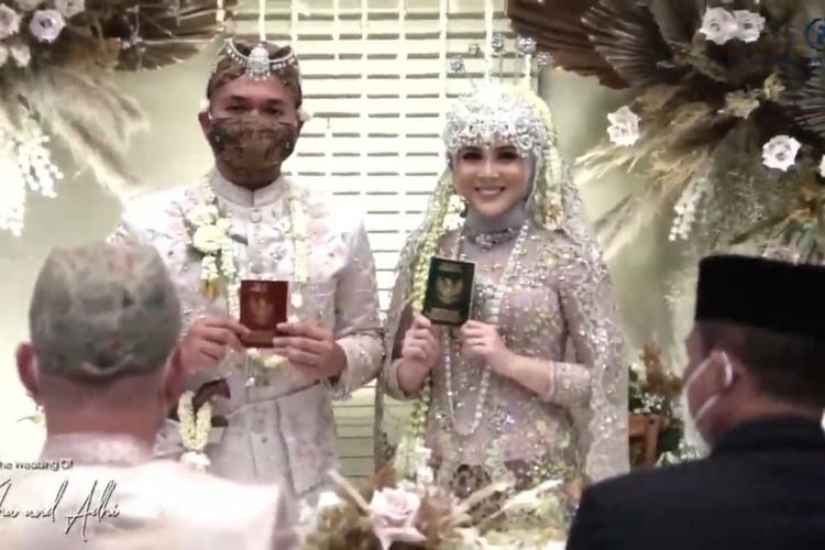 Potret bahagia Kesha dan Adhi Permana setelah resmi menikah. (Bidikan layar YouTube Kesha Adhi). 