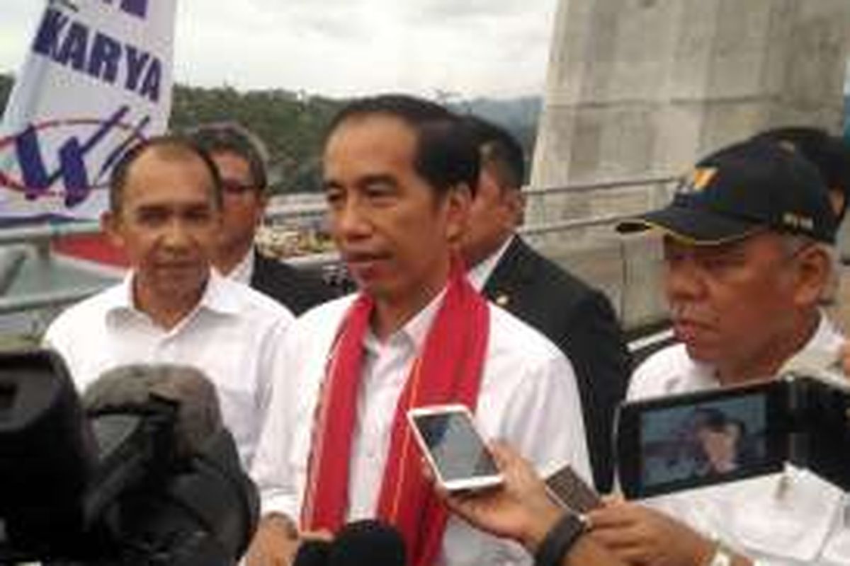 Presiden Joko Widodo usai meresmikan Jembatan Merah Putih di Kota Ambon, Senin (4/4/2016)