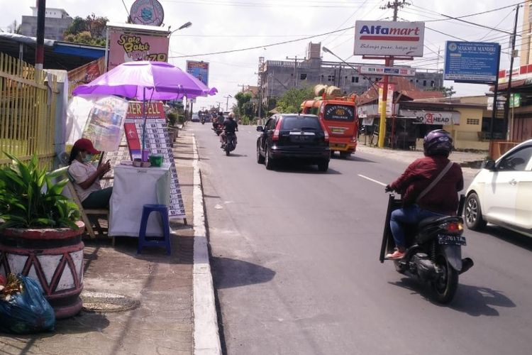 Pedagang pulsa internet di trotoar Jalan DI Pandjaitan, Pematangsiantar, Senin (8/1/2019).