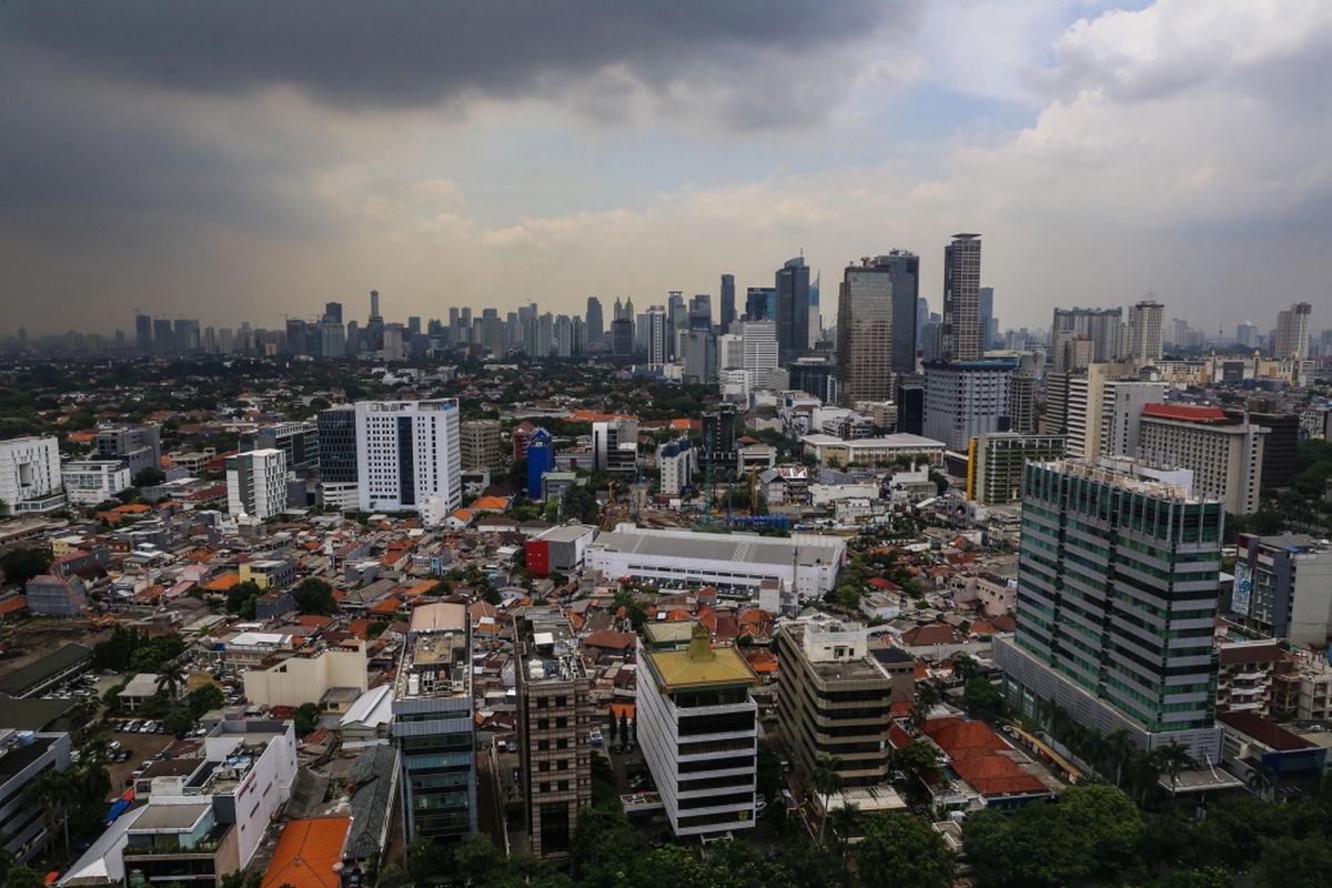 Pemandangan gedung bertingkat dengan gumpalan awan hitam yang menggelayut diatas langit Kota Jakarta terlihat dari Perpustakaan Nasional, Jakarta Pusat, Rabu (8/11/2017). Badan Meteorologi Klimatologi dan Geofisika (BMKG) menghimbau kepada masyarakat agar mewaspadai cuaca buruk berupa hujan disertai kilat atau petir dan angin kencang berpotensi melanda sebagian wilayah di Jabodetabek. KOMPAS.com/GARRY ANDREW LOTULUNG