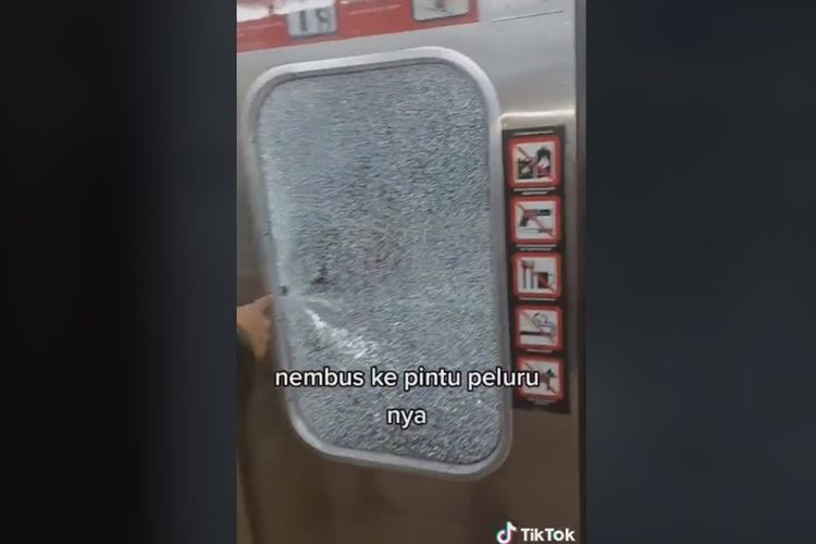 Sebuah video dengan narasi kereta rel listrik (KRL) commuterline ditembak senjata api beredar di media sosial TikTok. KAI Commuter memastikan itu bukan tembakan, tetapi pelemparan batu.