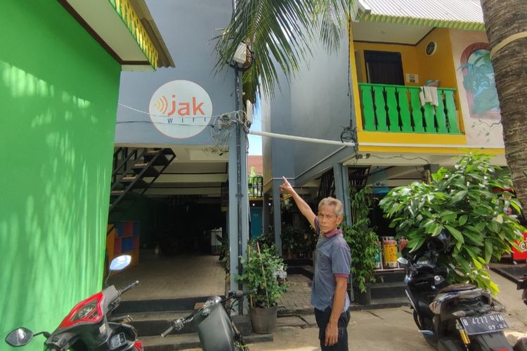 Upaya Pemerintah Provinsi DKI Jakarta untuk mengurangi titik jaringan internet (wifi) di Ibu Kota disambut baik oleh masyarakat di Jalan Wijaya, Gang Langgar, Kampung Sawah, Blok Q, Kelurahan Petogogan, Kebayoran Baru. 
