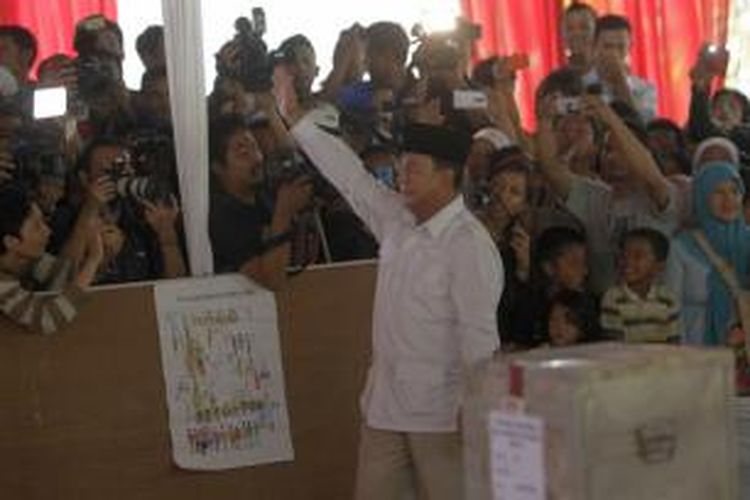 Calon presiden Prabowo Subianto menyapa warga saat menggunakan hak pilihnya pada Pemilu Presiden 2014 di tempat pemungutan suara (TPS) 02 Bojong Koneng, Hambalang, Bogor, Jawa Barat, Rabu (9/7/2014). Pemilu Presiden 2014 dilakukan serentak di seluruh Indonesia hari ini.