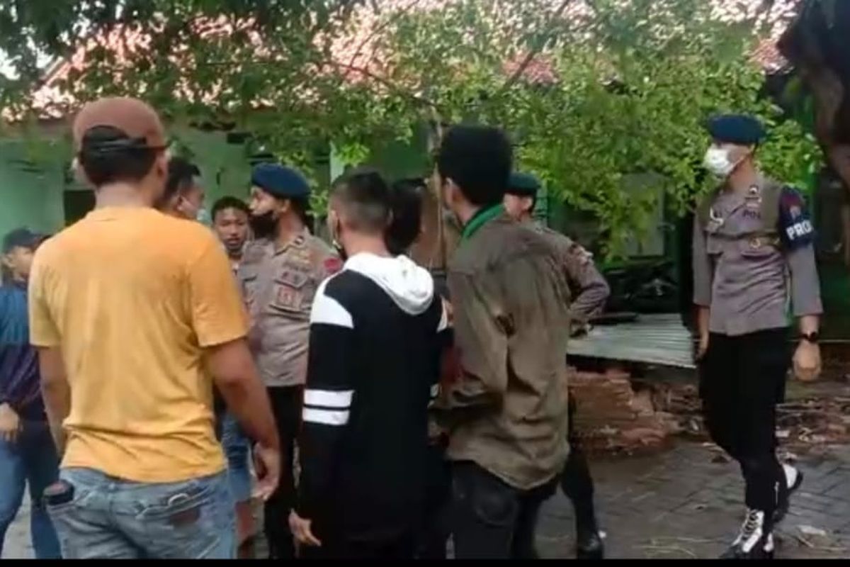 Polisi membubarkan unjuk rasa tolak perpanjang PPKM darurat di Menteng, Jakpus, Senin (19/7/2021).