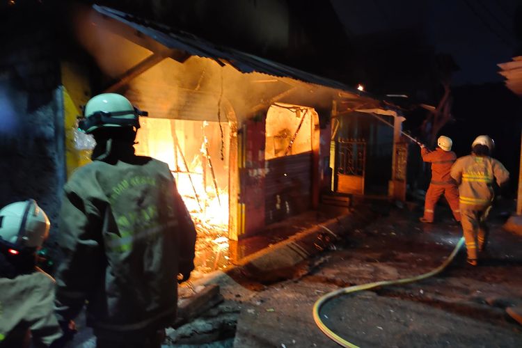 Sebanyak dua rumah dan dua warung di Gang Masjid RT 002 RW 007 Kelurahan Ciracas, Jakarta Timur, dilanda kebakaran, Minggu (19/12/2021) malam.