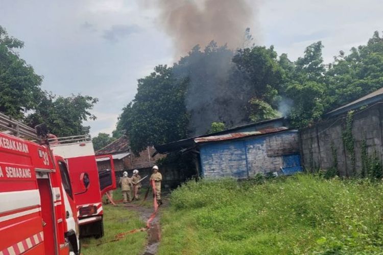 Petugas pemadam kebakaran memadamkan api yang membakar rumah warga Kalibanteng Semarang, Jawa Tengah.
