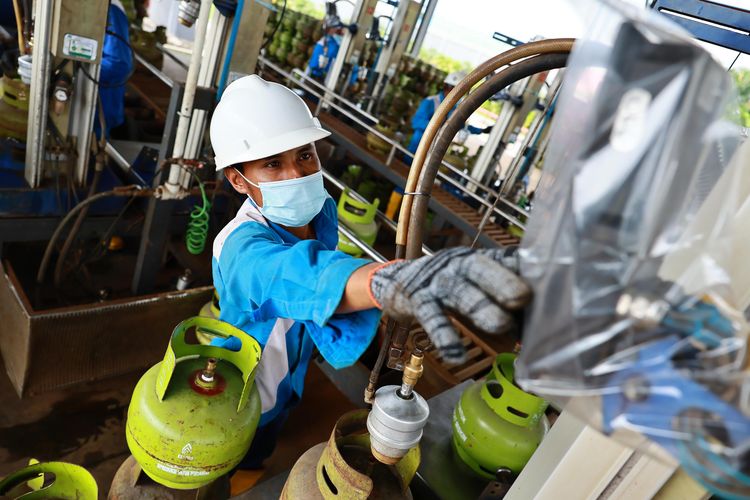 Operator SPBE sedang melakukan melakukan pengisian tabung lpg di area  operasional refill tabung LPG 3kg dalam acara  Satgas Nataru 2024 Pertamina Siaga ?Energi Keceriaan Baru? yang diselenggarakan di SPBE PT Agung Sarana Pertamina, Medan, Sumatera, Senin (23/12/2024).