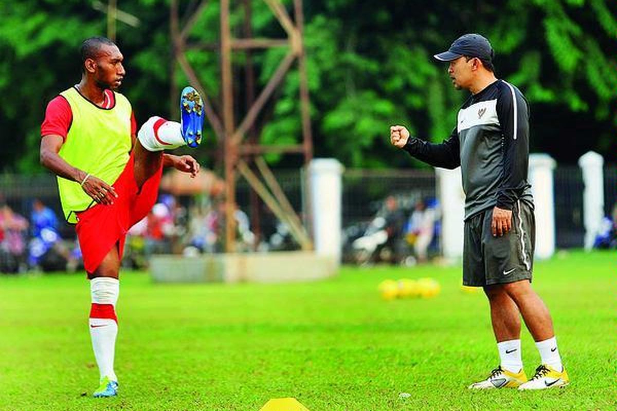 Striker tim nasional U-23, Patrich Wanggai (kiri), bersama asisten pelatih, Aji Santoso, saat berlatih di Lapangan C, Kompleks Gelora Bung Karno, Senayan, Jakarta, Rabu (16/11). Indonesia hari ini melawan Malaysia dalam lanjutan babak penyisihan Grup A SEA Games XXVI/2011.