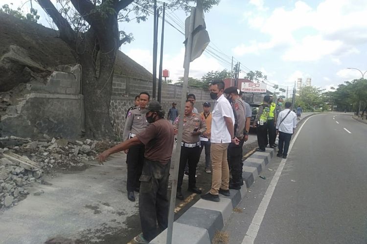 Lokasi pengendara tertimpa tembok di Ring Road, Kapanewon Banguntapan, Bantul, DI Yogyakarta. Senin (19/9/2022)