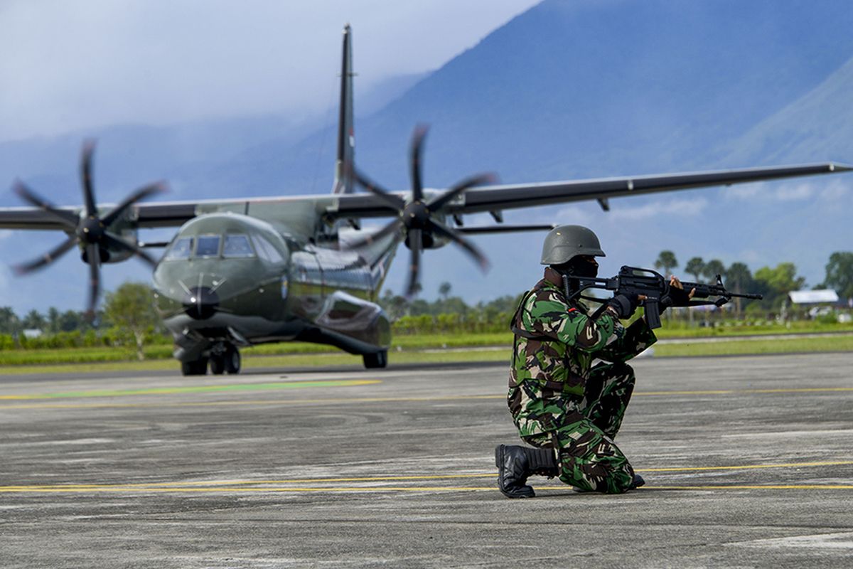Prajurit TNI Angkatan Udara mengikuti latihan tempur Jalak Sakti 2020 di Pangkalan Angkatan Udara Sultan Iskandar Muda, Blang Bintang, Aceh, Selasa (8/9/2020). Latihan tersebut bertujuan untuk memberikan kemampuan penerbang TNI AU pada misi-misi pertempuran dalam operasi udara, sekaligus meningkatkan kemampuan koordinasi dan kerjasama antara penerbang yang mengoperasikan alutsista TNI AU.