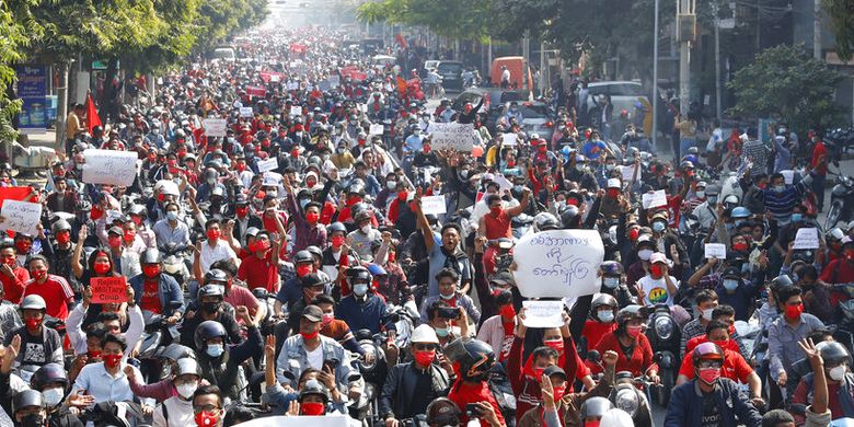 Protesters fill a street in Mandalay, Myanmar on Sunday, February 7, 2021. Tens of thousands of people rallied against the military takeover in Myanmar's biggest city on Yangon Sunday and demanded the release of Aung San Suu Kyi, whose elected government was toppled by the army that also imposed an internet blackout. (AP Photo)