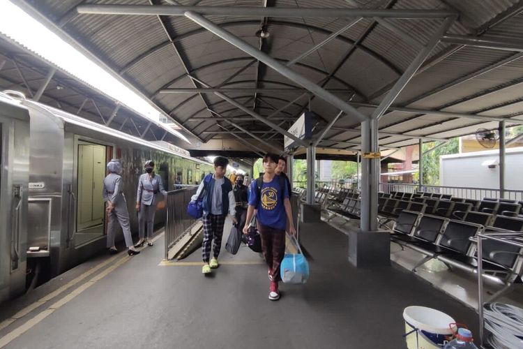 Sejumlah penumpang kereta api di Stasiun Gubeng Surabaya