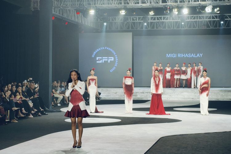 Desainer Migi Rihasalay yang membawakan karyanya Blood yang merangkai cerita tentang kehidupan dan pengorbanan saat ditampilkan pada Surabaya Fashion Parade (SFP) 2025 ke-18 tahun berlangsung di Tunjungan Plaza 3 Level 6 pada 14?16 November 2025.