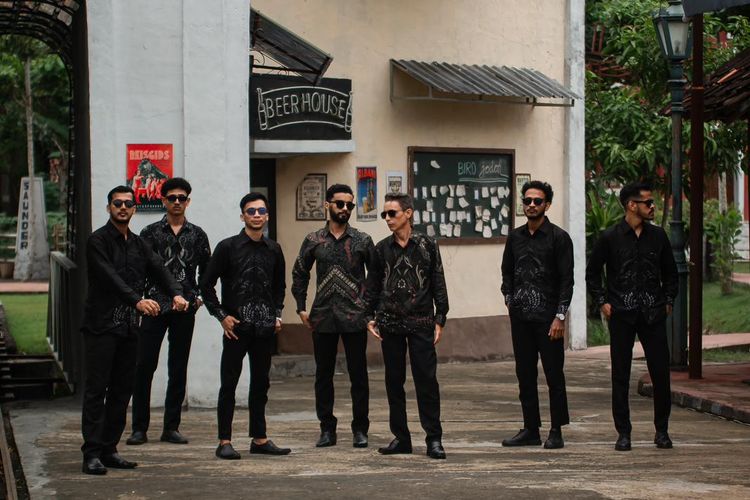 Konten Photoshoot Pak Romy Driver Ojol dengan Helwa Batik For Men