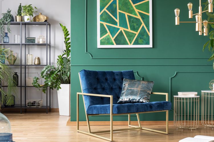 Ilustrasi ruang keluarga dengan warna cat dinding hijau. 