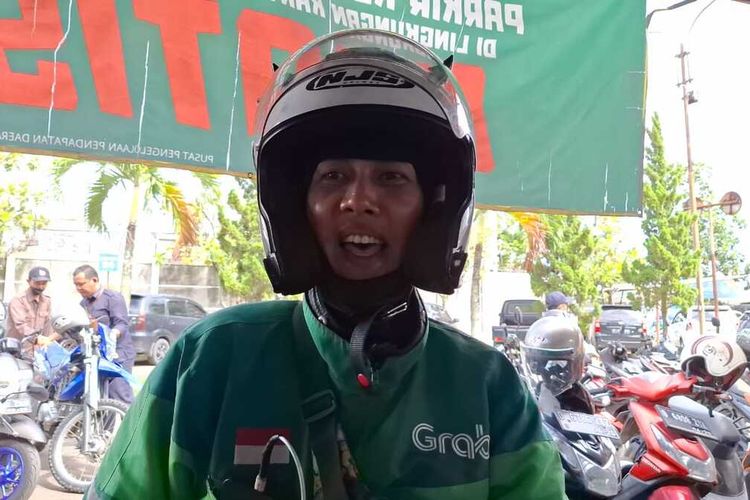 Suasana antrean warga yang hendak bayar pajak di Kantor Samsat Soreang, Kabupaten Bandung, Jawa Barat, Kamis (20/3/2025)