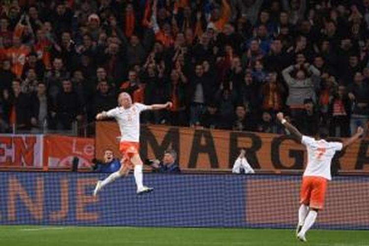 Selebrasi pemain Belanda, Davy Klaassen (kiri) setelah mencetak gol dalam laga persahabatan antara Belanda melawan Spanyol, di Amsterdam Arena, Selasa atau Rabu (1/4/2015) dini hari WIB. 