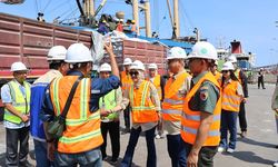 Monitoring Pembongkaran Kapal di Pelabuhan Tanjung Wangi, Direksi Bulog Percepat Bongkar Muat Beras