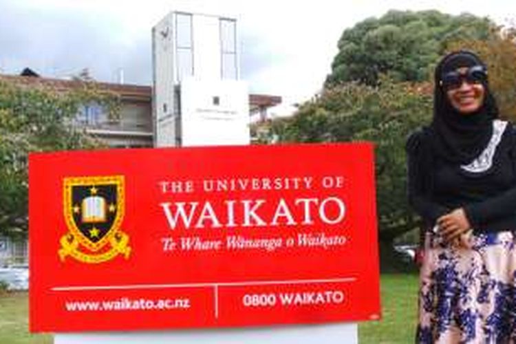 Salah satu mahasiswa asal Indonesia, Rini Mayasari, diabadikan di depan Waikato University, Hamilton, Selandia Baru. Rini tengah menyelesaikan program master untuk studi Social Science.