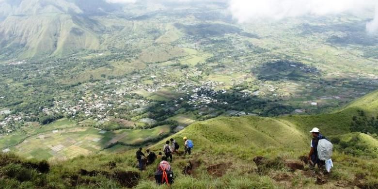 Pendaki tengah menuruni punggung Bukit Pergasingan menuju Desa Sembalun Lawang, Kecamatan Sembalun, Lombok Timur, Nusa Tenggara Barat, Kamis (19/3/2015). 