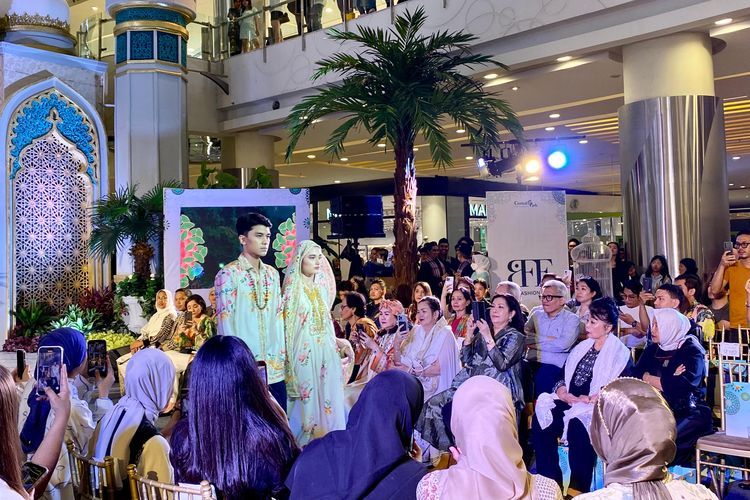 Model dengan koleksi dari desainer Indonesian Fashion Designer Council di Raya Fashion Fest di Central Park Mall, Jakarta Barat, Jumat (29/03/2024).