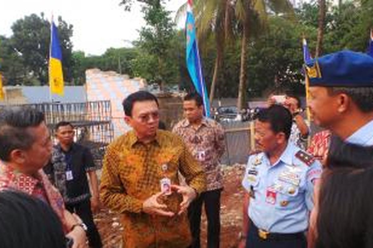 Gubernur DKI Jakarta Basuki Tjahaja Purnama dan Pangkoops AU I Marsekal Muda Agus Dwi Putranto, saat groundbreaking pembangunan GOR dan mess bagi prajurit TNI AU, di Pondok Gede, Jakarta Timur, Jumat (23/10/2015).