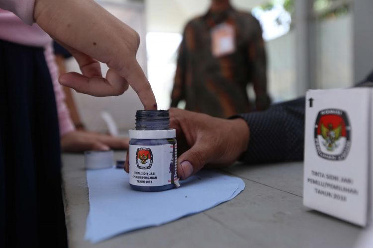 Sejumlah warga binaan menggunakan hak pilihnya di Tempat Pemungutan Suara (TPS) khusus di dalam Lapas Anak Wanita Kota Tangerang, Rabu (27/6/2018).  Sebanyak 31 warga binaan di TPS ini memberikan suara pada Pemilihan Kepala Daerah (Pilkada) serentak 2018.