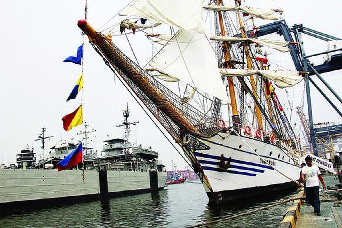 KRI Dewa Ruci (kanan), yang sejak 12 Maret lalu melakukan muhibah ke 29 kota di 21 negara, Jumat (19/11), tiba kembali di Jakarta dan berlabuh di Komando Lintas Laut Militer, Tanjung Priok, Jakarta. Dalam muhibah itu, kapal legendaris yang sudah berusia 58 tahun tersebut mengikuti dua perlombaan dan tiga festival kapal layar serta menyabet 23 penghargaan.