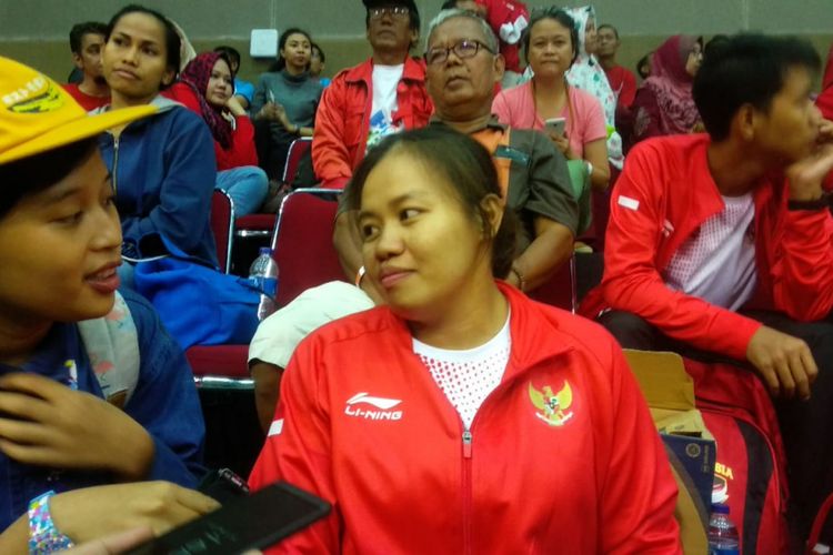 Atlet tenis meja disabilitas putri Indonesia, Suwarti, berbicara kepada awak media di Ecovention Ancol, Jakarta, Rabu (10/10/2018)