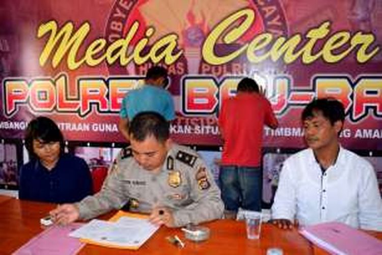 Kepala Bagian Operasional Polresta Baubau, Sulawesi Tenggara, Kompol Totok Handoyo (tengah) memberikan pernyataan pencabulan. Dua orang pelaku (membelakangi) mencabuli seorang pelajar yang masih dibawah umur di sebuah hotel 